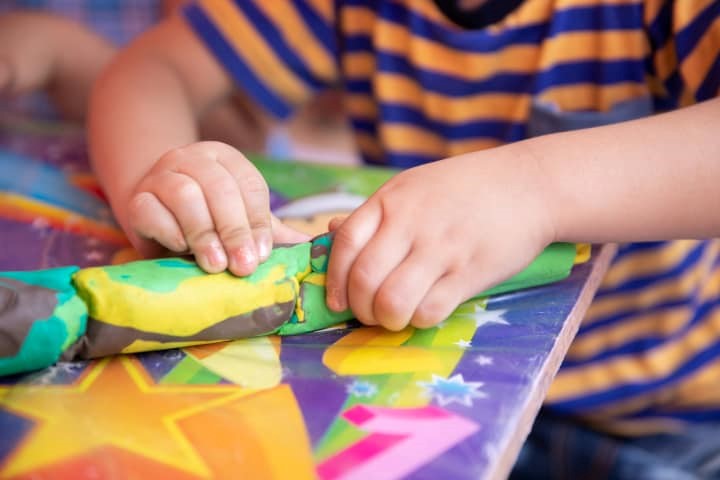 از خمیر بازی و فوندانت برای تقویت مهارت های دستی کودک خود استفاده کنید.
