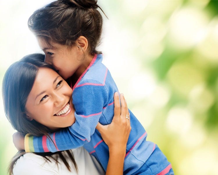 در آغوش کشیدن به رابطه ی بین والدین و کودک کمک می کند