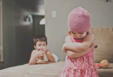 ترس و اضطراب کودک از غریبه ها | آشنایی با اضطراب غریبه و راه حل برخورد با آن