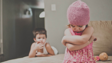 ترس و اضطراب کودک از غریبه ها | آشنایی با اضطراب غریبه و راه حل برخورد با آن