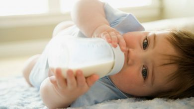 چگونه بفهمیم که نوزاد به اندازه کافی شیر میخورد
